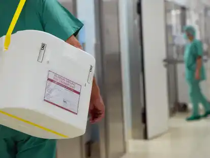 Rund 9000 Menschen warten in Deutschland auf ein Spenderorgan. 2022 gab es aber nur 869 Organspender. Die Oldenburger Transplantationsbeauftragten der drei Kliniken wollen mit B&uuml;rgern dar&uuml;ber reden, warum es wichtig ist, zu dem Thema eine klare Haltung einzunehmen.