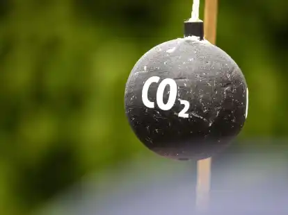 An einem Stab h&auml;ngt vor Beginn einer Demonstration in Sachsen symbolisch eine &laquo;CO2-Bombe&raquo;.