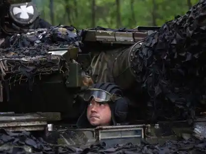 Ein ukrainischer Soldat blickt von seiner Position in der N&auml;he von Bachmut aus einem Panzer hinaus.