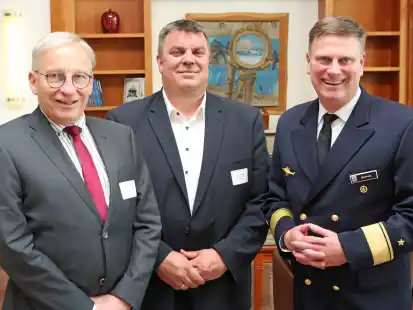 Er&ouml;ffnung des 9. Maritimen Kolloquiums im Atlantic  Hotel  Wilhelmshaven (v.l.): Konteradmiral a.D. Karsten Schneider, Pr&auml;sident Deutsches Maritimes Institut, Oberb&uuml;rgermeister Carsten Feist und Flottillenadmiral Axel Schulz, Kommandeur der Einsatzflottille 2.