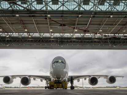 Eine Lufthansa-Maschine des Typs Airbus A380 rolltauf dem Flughafen in M&uuml;nchen.