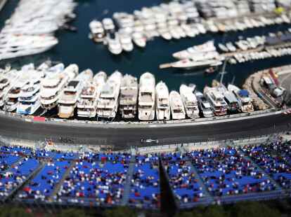 Lewis Hamilton aus Gro&szlig;britannien vom Team Mercedes AMG Petronas Motorsport f&auml;hrt die Tabac-Kurve neben dem Hafen. Das Rennen findet am kommenden Sonntag statt.