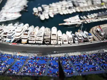 Lewis Hamilton aus Gro&szlig;britannien vom Team Mercedes AMG Petronas Motorsport f&auml;hrt die Tabac-Kurve neben dem Hafen. Das Rennen findet am kommenden Sonntag statt.