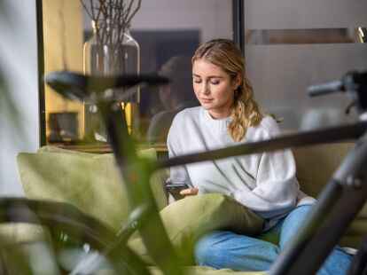 Beim Kauf eines E-Bikes sollte man auch auf die Leistung sowie Ladezeiten des Akkus achten.