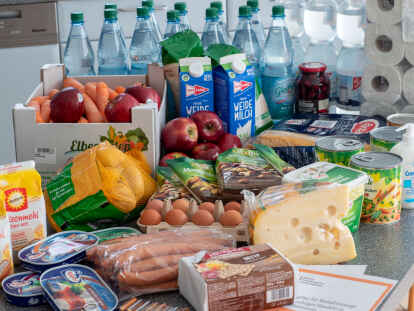 Lebensmittel und Produkte des t&auml;glichen Bedarfs: Katastrophensch&uuml;tzer empfehlen einen Notvorrat f&uuml;r jeden Haushalt.   Jens B&uuml;ttner/DPA