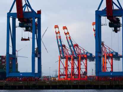 Containerbr&uuml;cken am Containerterminal von Eurogate in Hamburg.