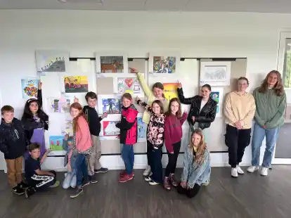 Haben beim &bdquo;jugend creativ&ldquo;-Malwettbewerb auf Ortsebene gewonnen und wurden in der Volksbankfiliale in Ganderkesee ausgezeichnet (v. l.): Luis Lisser, Elif Tekin, Tammo Menkens, Emily Gropp, Elena Boeckler, Jonte Br&uuml;njes, Nele Busch, Mia Alicia Crull (hinten), Lotta Rijnberk, Maja Sophie Masannek, Zoe Margraf (vorne), Sara Couturier, Eunike Schunk und Dana Meiners. Es fehlt: Louisa John.