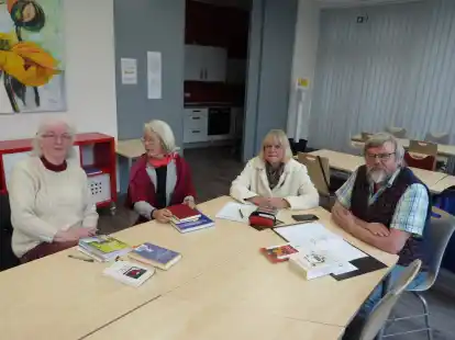 Zu Besuch beim Lesekreis (von links): Ursula, Gertrud, Karin Schulz und Wolfgang Geball.