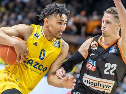 Maodo Lo (l) ist mit Alba Berlin in den Playoffs ausgeschieden.