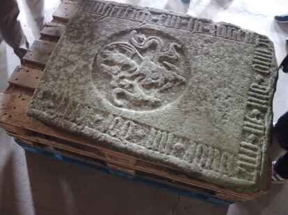 Die 600 Jahre alte Grabplatte des Thunumer H&auml;uptlings Ede Reentsen fand bei den Denkmalsch&uuml;tzern und Unterst&uuml;tzern gro&szlig;es Interesse. Der Sandstein bekommt jetzt einen Platz in der Kirche.