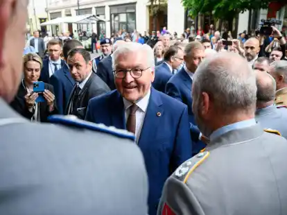 Bundespr&auml;sident Frank-Walter Steinmeier (M.) trifft in Hermannstadt Soldatinnen und Soldaten der Bundeswehr, die im Multinationalen Korps S&uuml;d-Ost der Nato im Einsatz sind.