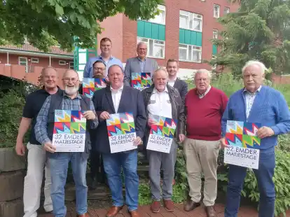 Der Arbeitskreis Emder Matjestage hat wieder jede Menge Arbeit in das dreit&auml;gige Programm investiert (von links, vorne): Frank Nowak, Uwe Hellmann, Ralph Weers, Willi Grix, Alfred Marahrends, Wilhelm Eilers. Mittlere Reihe: Sascha Weddermann und Andre Janssen. Hintere Reihe: Klaas M&uuml;ller und Jakob Oltmanns.