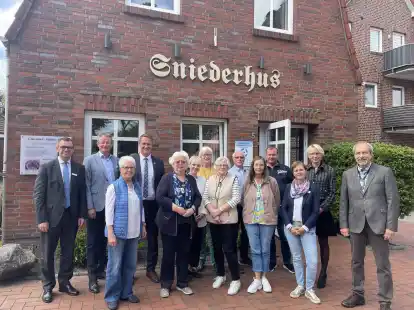 Von der Funktion der neuen Anlagen wollten sich Vertreter der Presse, der AOK, der Politik und der SHG &uuml;berzeugen.