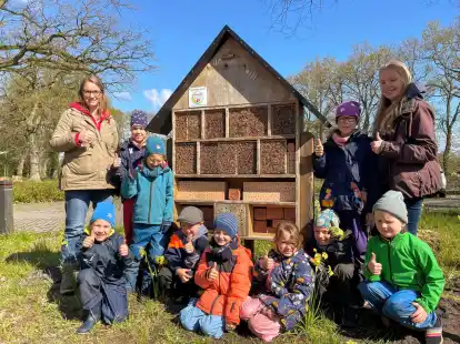Daumen hoch f&uuml;r das modernisierte Insektenhotel vor der Kita Alte Dorfschule