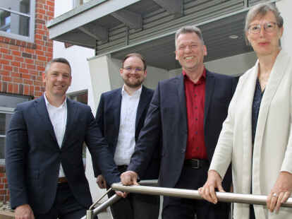 Pr&auml;sentierten am Mittwoch gemeinsam die Arbeitsmarkt-Ergebnisse der AWV-Umfrage (von links): Andreas Bruns (Leiter Jobcenter Friesland), Henning Wessels (AWV-Gesch&auml;ftsf&uuml;hrer), Thomas Hein (Leiter Jobcenter Wilhelmshaven) und Claudia L&uuml;tkemeier (Leiterin Jobcenter Wittmund).