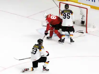 John Peterka (l) aus Deutschland trifft zum 1:2.