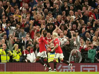 Marcus Rashford (l) von Manchester United jubelt nach dem vierten Tor seiner Mannschaft.