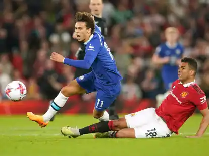 Casemiro von Manchester United (r) k&auml;mpft mit Joao Felix von Chelsea um den Ball.