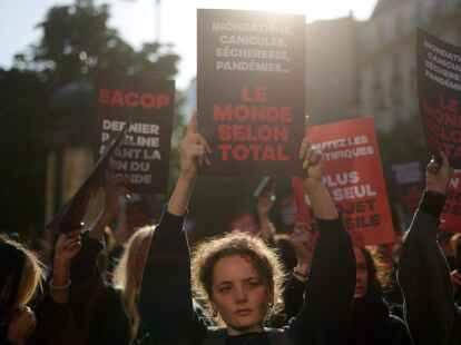 Umweltaktivisten protestieren gegen das Pipeline-Vorhaben des franz&ouml;sischen &Ouml;l- und Gasriesen TotalEnergies.