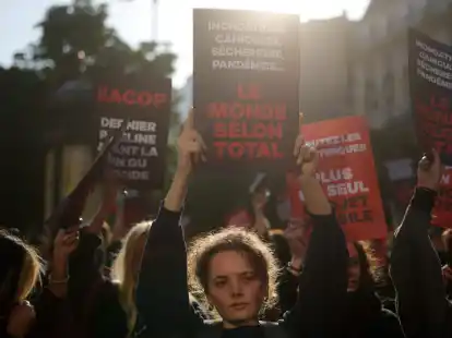 Umweltaktivisten protestieren gegen das Pipeline-Vorhaben des franz&ouml;sischen &Ouml;l- und Gasriesen TotalEnergies.