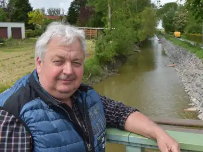 Verbandsvorsteher Dieter H&uuml;lstede an dem Abschnitt des Eckwarder Tiefs, wo gro&szlig;e Uferabbr&uuml;che behoben worden sind.