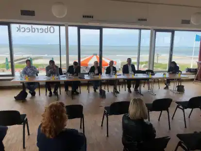 Vor der Kulisse der Wangerooger Standpromenade tauschten sich die Unternehmer mit Vertretern des Landkreises Friesland &uuml;ber den Fachkr&auml;ftemangel auf der Insel aus.