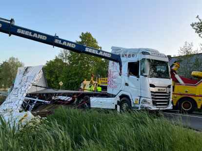 Geschafft: Der Bierlaster steht wieder auf der Stra&szlig;e.