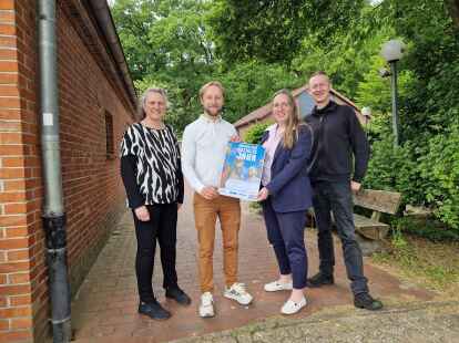 Wollen einem FSJler Einblicke in die Soziale Arbeit geben: Anja Peters, Leiterin des Kulturhofes Hude (von links), Artur Wiaderek, Betreuer im Kulturhof, Ramona Dahms, Fachbereichsleitung B&uuml;rgerdienste und Soziales der Gemeinde Hude und Frank D&uuml;vel, Betreuer im Kulturhof