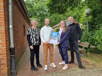 Wollen einem FSJler Einblicke in die Soziale Arbeit geben: Anja Peters, Leiterin des Kulturhofes Hude (von links), Artur Wiaderek, Betreuer im Kulturhof, Ramona Dahms, Fachbereichsleitung B&uuml;rgerdienste und Soziales der Gemeinde Hude und Frank D&uuml;vel, Betreuer im Kulturhof