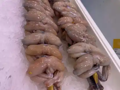 Froschschenkel liegen auf dem Markt March&eacute; de Rungis in Paris.