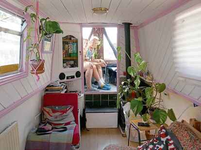 <p>Klein, aber fein: Lizzie und Jan wohnen auf ihrem Narrowboat, der &bdquo;Harvest Moon&ldquo;. </p>