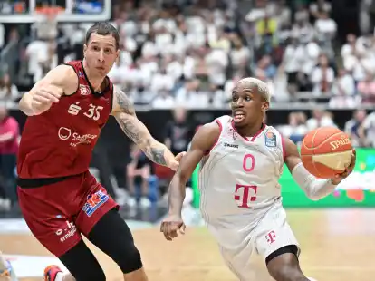 TJ Shorts (l) will mit den Telekom Baskets Bonn den Titel holen.
