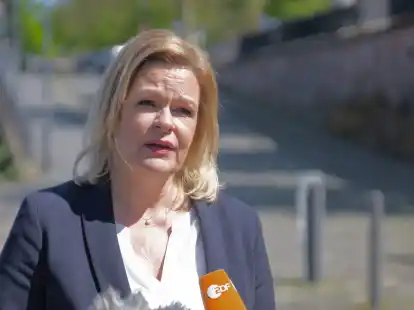 K&uuml;ndigte bereits wegen der vielen illegalen Einreisen eine st&auml;rkere Schleierfahndung an den Grenzen zu Polen und Tschechien an: Nancy Faeser.