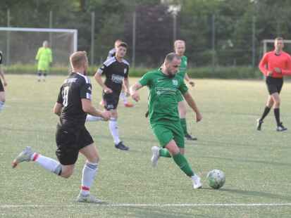 SG Burhave/Stollhamm (gr&uuml;nes Trikot) gegen FC RW Sande (schwarzes Trikot)