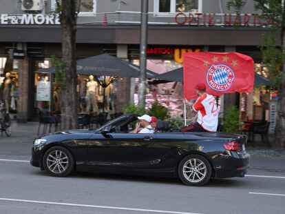 Bayern-Fans fahren nach der gewonnenen Meisterschaft &uuml;ber die M&uuml;nchener Leopoldstra&szlig;e.