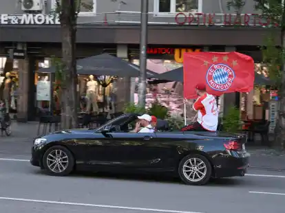 Bayern-Fans fahren nach der gewonnenen Meisterschaft &uuml;ber die M&uuml;nchener Leopoldstra&szlig;e.