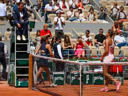 Marta Kostjuk (l) geht an Aryna Sabalenka vorbei - ohne den obligatorischen Handschlag.