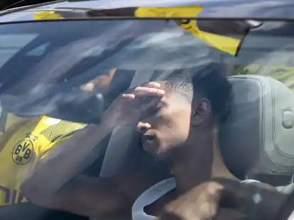 BVB-Spieler Jude Bellingham sitzt nach einer Mannschaftssitzung am Rande des Trainingsgel&auml;ndes im Auto.