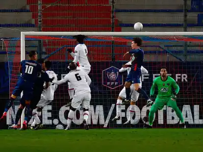 PSG-Torh&uuml;ter Sergio Rico verletzte sich bei einem Reitunfall schwer.