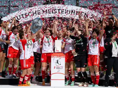 Bejubeln nach ihrem 11:1-Triumph am letzten&nbsp;Spieltag die Meisterschaft: die Frauen des FC Bayern M&uuml;nchen.