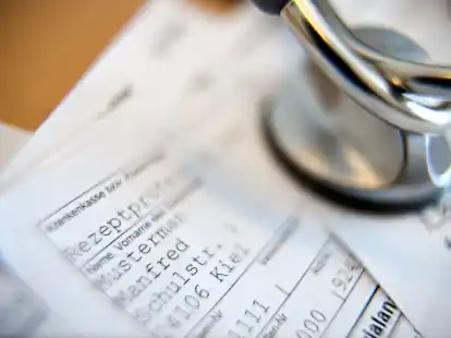 Ein Stethoskop liegt in einer Arztpraxis auf einem Rezept. (Symbolbild)