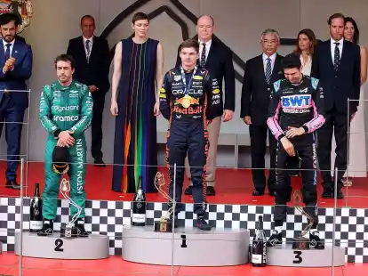 Monaco-Sieger Max Verstappen (M) steht zwischen dem Zweitplatzierten Fernando Alonso (l) und Esteban Ocon auf dem Siegerpodium.