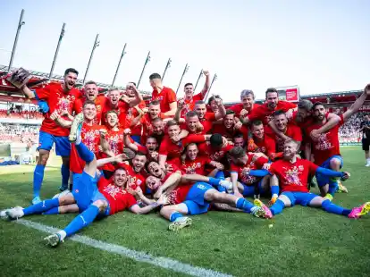 Unverhofft bejubeln die Heidenheimer nach dem Sieg in&nbsp;Regensburg den&nbsp;Aufstieg und die Meisterschaft.