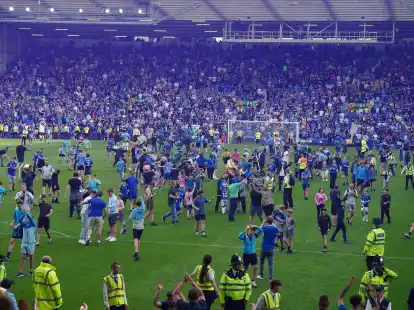 Everton-Fans st&uuml;rmen das Spielfeld nach dem Sieg gegen den AFC Bournemouth und dem damit verbundenen Klassenerhalt.