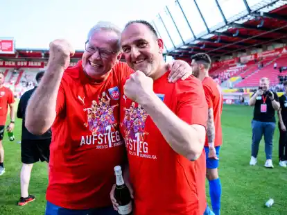 Heidenheims Vorstandsvorsitzender Holger Sanwald (l) und Trainer Frank Schmidt feiern den Aufstieg in die Bundesliga.