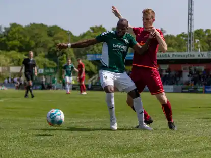 Hansas routinierter Torj&auml;ger Kifuta (gr&uuml;nes Trikot) ging im Bezirkspokalendspiel leer aus.