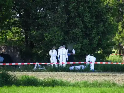 Die Spurensicherung begutachtet den Fundort der Frauenleiche.