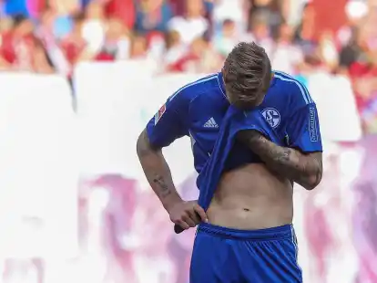 Schalke-St&uuml;rmer Sebastian Polter kann nach dem Abstieg die Tr&auml;nen nicht zur&uuml;ckhalten.
