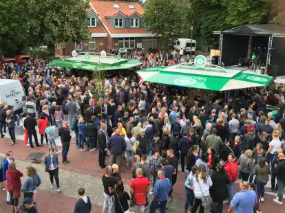 Hunderte feierten in der Vergangenheit bei &bdquo;Before Sunset&ldquo; auf dem Marktplatz in Pewsum. Jetzt wird die Reihe fortgesetzt.
