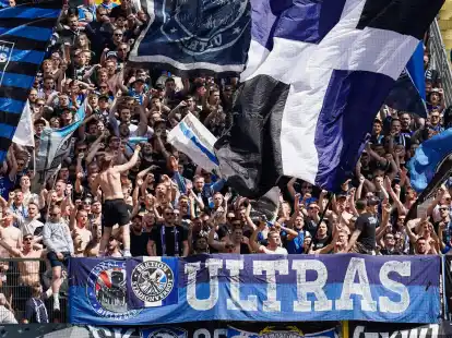 Den Fans von&nbsp;Arminia Bielefeld werden die Karten f&uuml;r das Relegationshinspiel in Wiesbaden von den Arminia-Spielern bezahlt.
